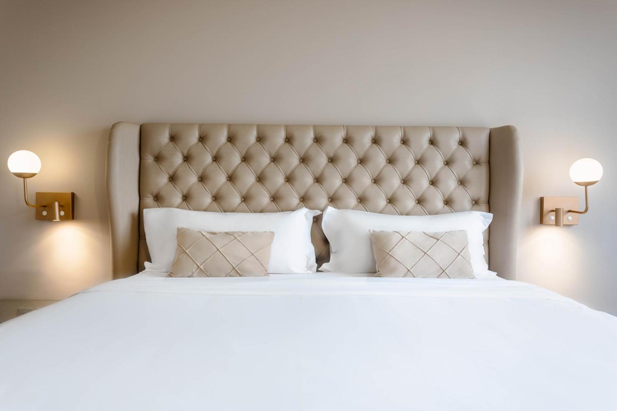 Ouro Minas Hotel Belo Horizonte, Dolce By Wyndham Zewnętrze zdjęcie A bed with a tufted headboard