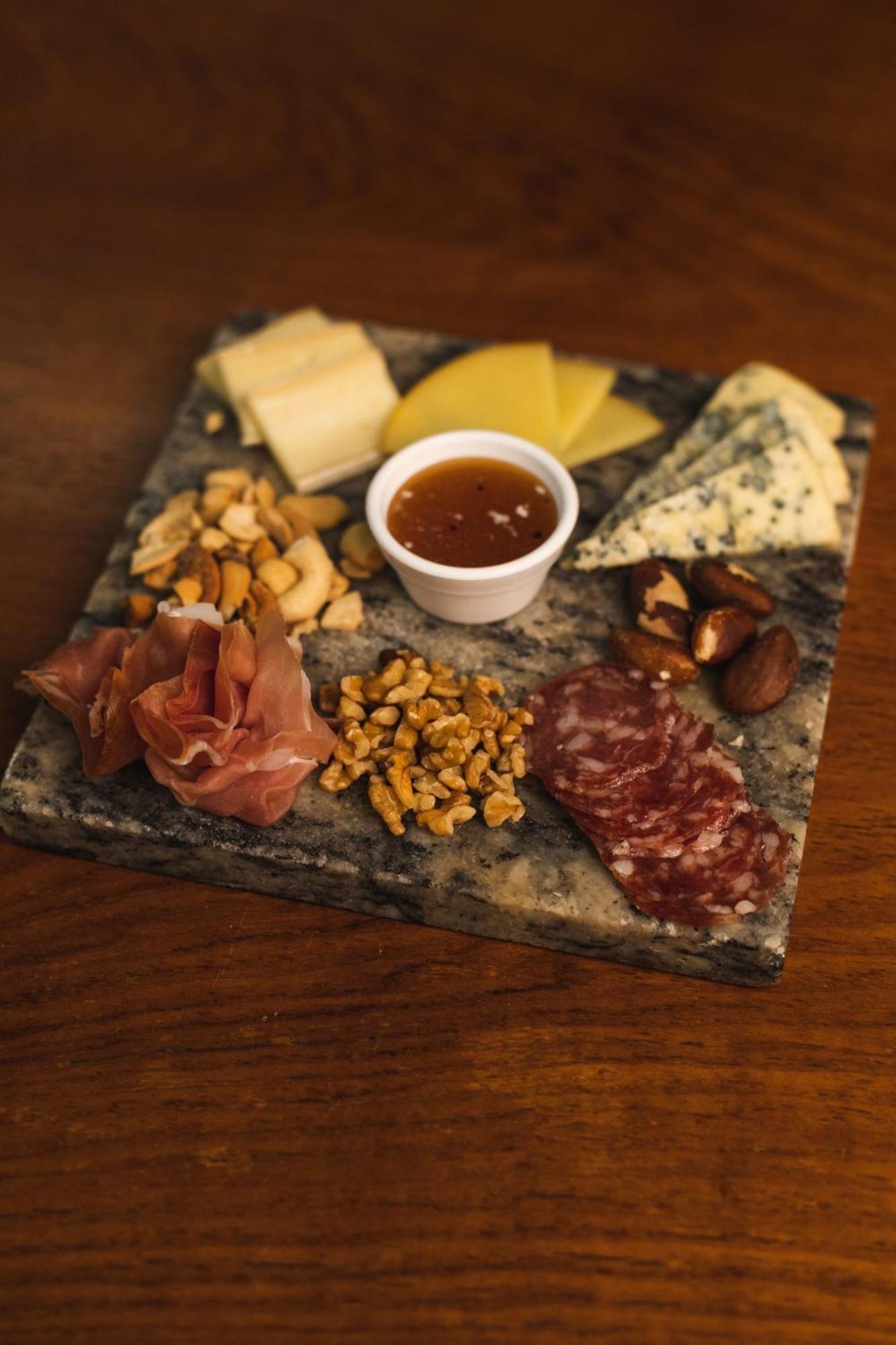 Ouro Minas Hotel Belo Horizonte, Dolce By Wyndham Zewnętrze zdjęcie A cheese and sausage platter