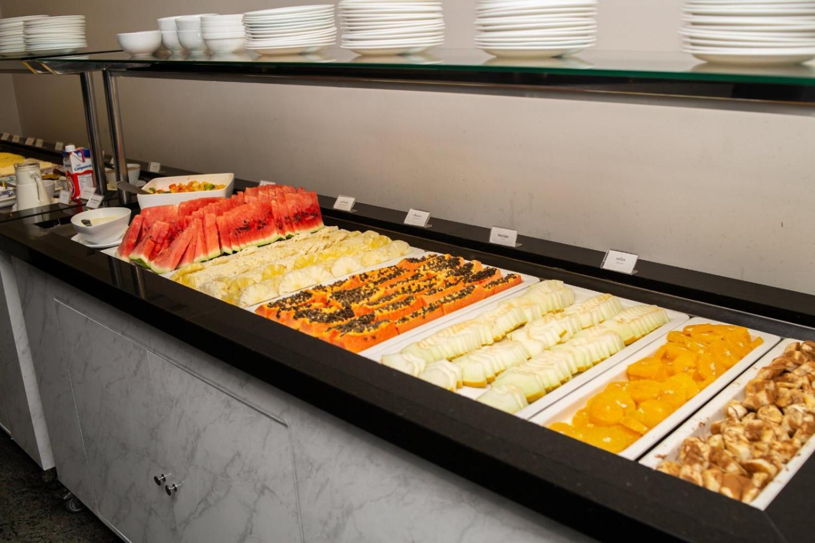 Ouro Minas Hotel Belo Horizonte, Dolce By Wyndham Zewnętrze zdjęcie A fruit salad buffet